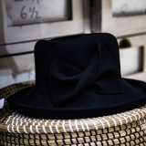All'interno dell'attivit� abbondano infatti gli iconici cappelli in feltro incavati sotto la corona, quelli indossati da personaggi come Federico Fellini e Francois Mitterand e apparsi in diversi film tra cui proprio �Borsalino� interpretato da Alain Delon e Jean-Paul Belmondo